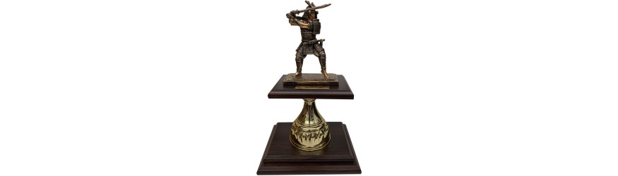 RESIN SCUPLTED SAMURAI FIGURE MOUNTED ON A WOOD VENNER BASE - 12''